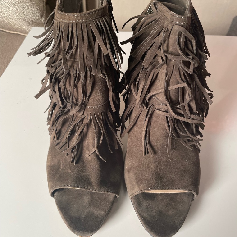 Vince Camuto  green suede Booties size 9